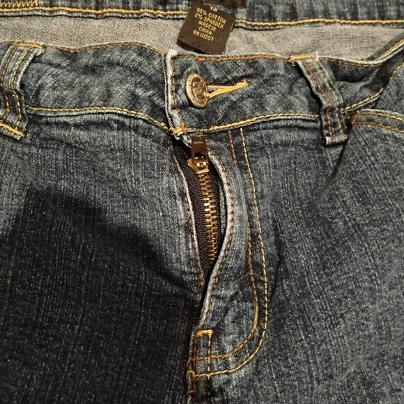 Rocawear Capris💛 💚 - Picture 6 of 8